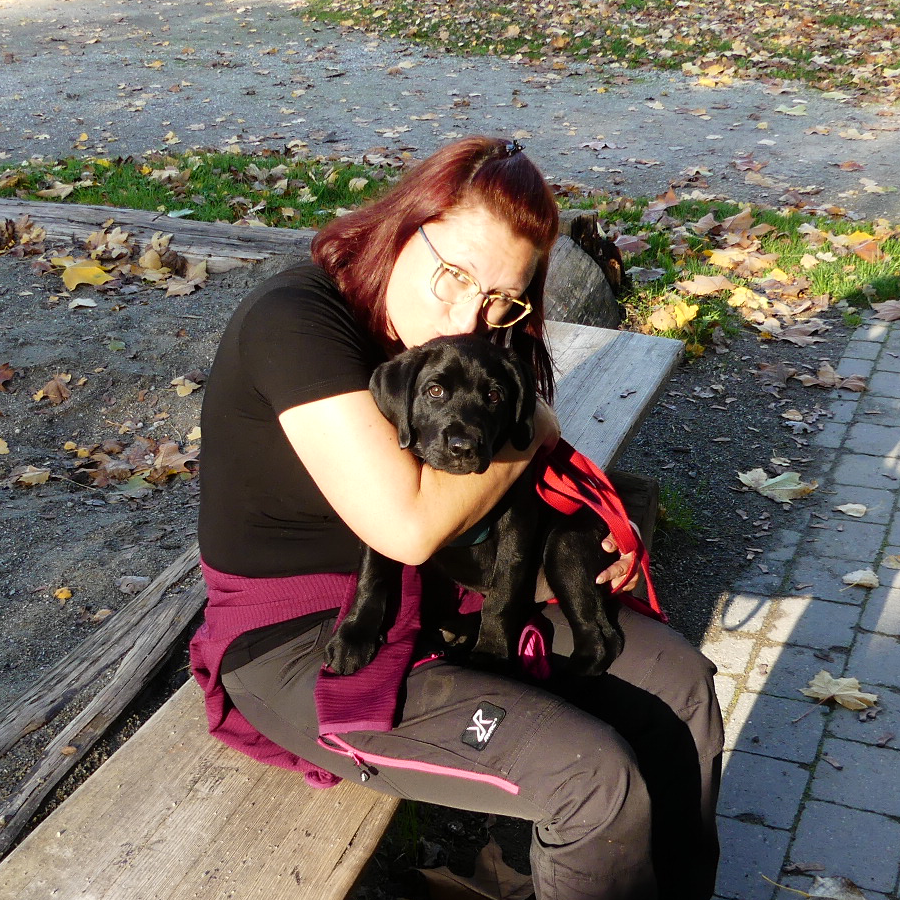 Hundeschule-Hundeliebe_Floki_Welpe Auf dem Foto sieht man die Silke Berges von der Hundeschule Hundeliebe mit ihrem Welpen Floki kurz nach seinem Einzug kuscheln.
