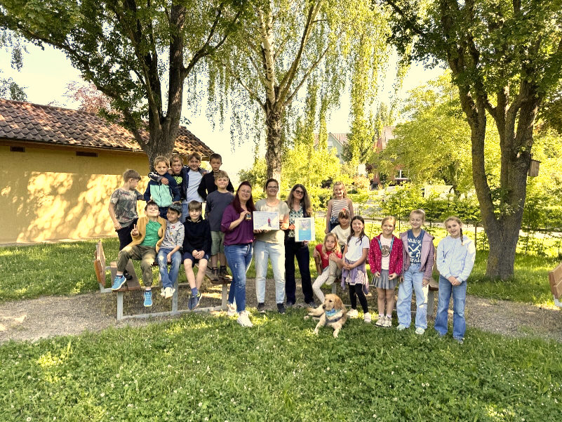 Hundeschule-Hundeliebe_Schulhund-Enni_Zertifikat Am 19. Mai 2025 haben Claudia Keller und ihre Hündin Enni erfolgreich die Ausbildung zum Schulbegleithund abgeschlossen und ihr Zertifikat im Beisein der Schulleiterin Frau Büchle erhalten.
