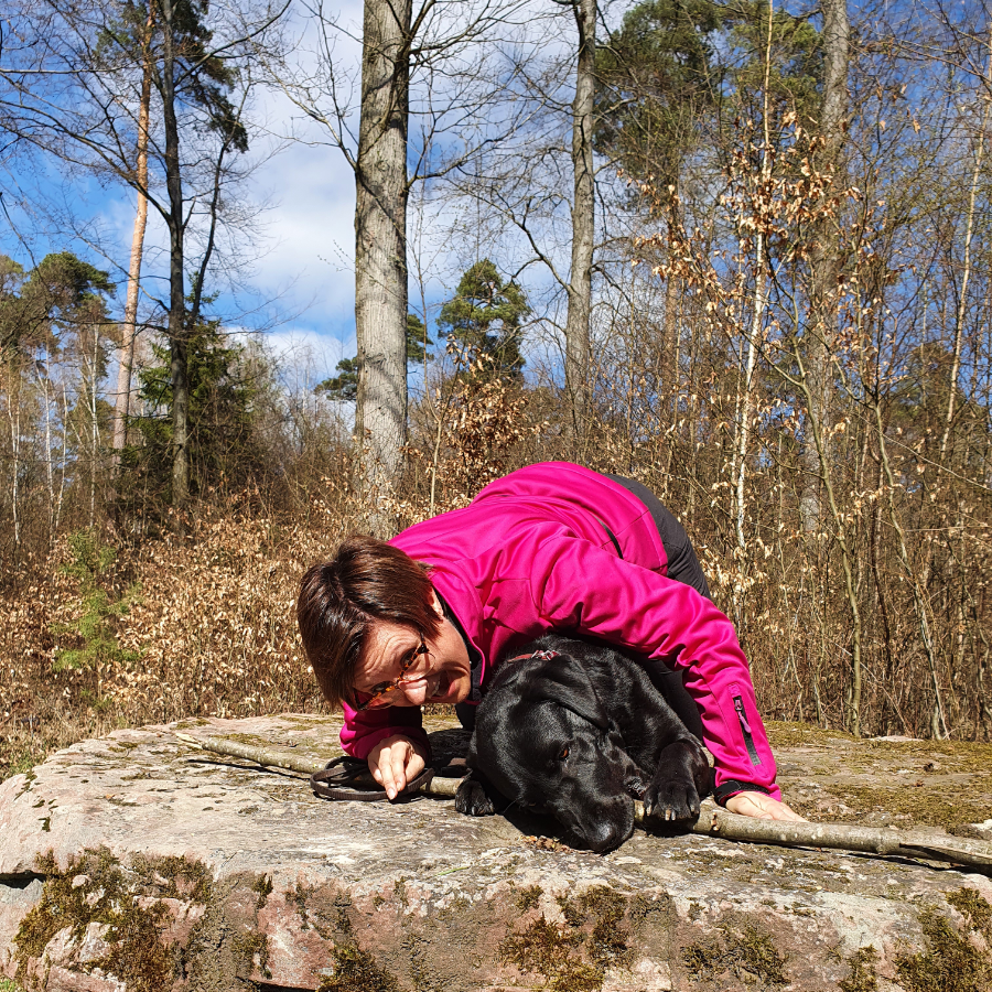 Hundeschule-Hundeliebe_Silke-Skipper_Stöckchen Hundeschule Hundeliebe zeigt, wie innig eine Beziehung zum Hund sein kann, wenn man hündisch kommuniziert und sich mit dem Hund artgerecht beschäftigt.