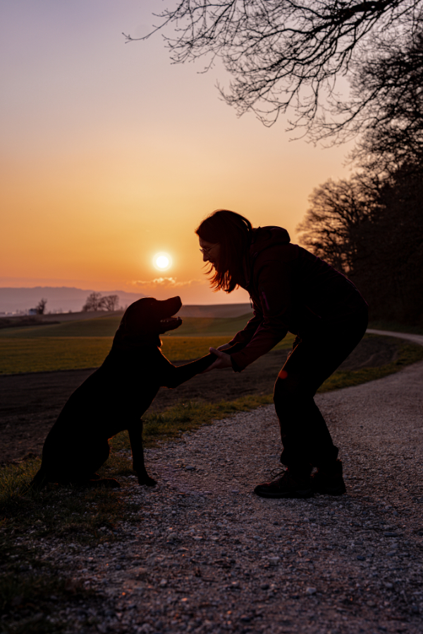 Die innige Verbundenheit, die man auf diesem Bild zwischen Silke und Ihrem Hund sehen und fühlen kann, steht für die Hundeschule Hundeliebe,